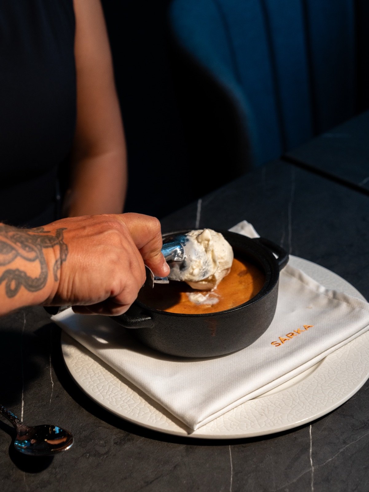 A dish being finished at the table on a SÁRKA napkin
